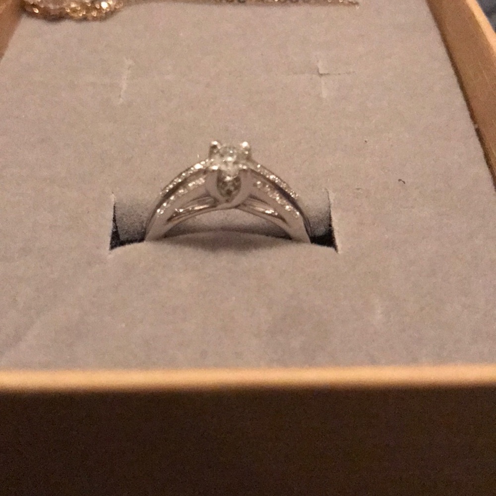 Engagement ring - Picture 3 of 5